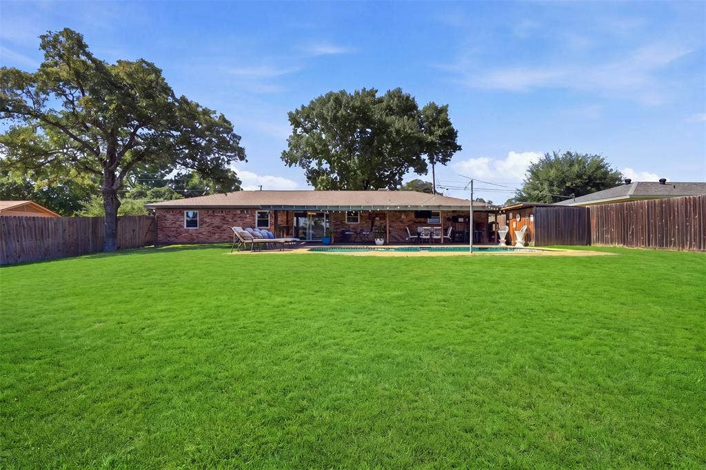 2609 Oaks Drive, Granbury, TX 76049