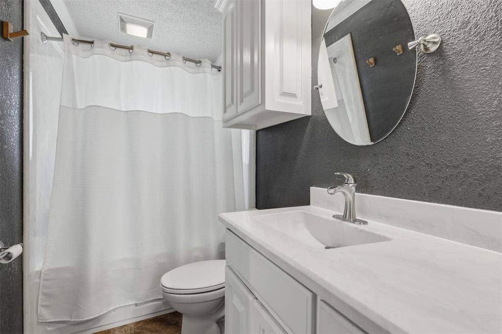 2609 Oaks Drive, Granbury, TX 76049