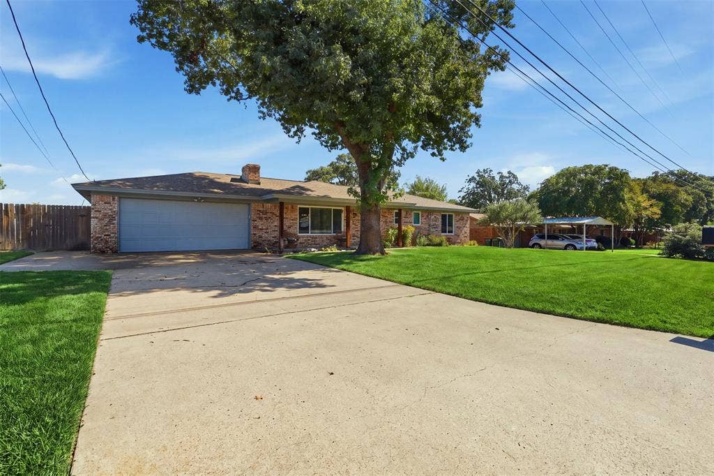 2609 Oaks Drive, Granbury, TX 76049