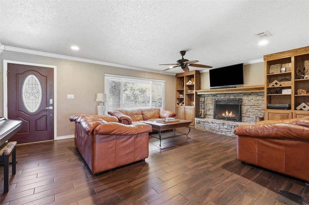 2609 Oaks Drive, Granbury, TX 76049
