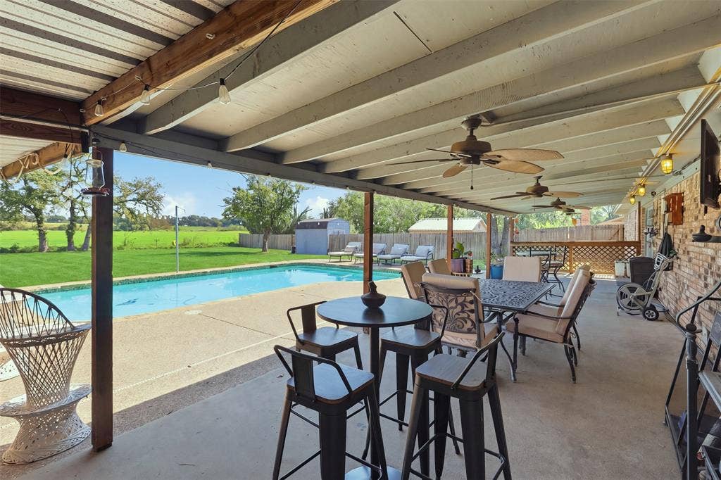 2609 Oaks Drive, Granbury, TX 76049