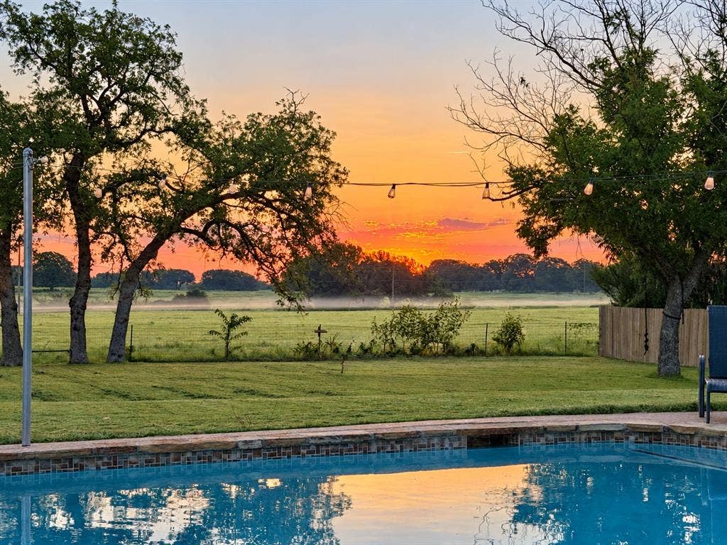 2609 Oaks Drive, Granbury, TX 76049