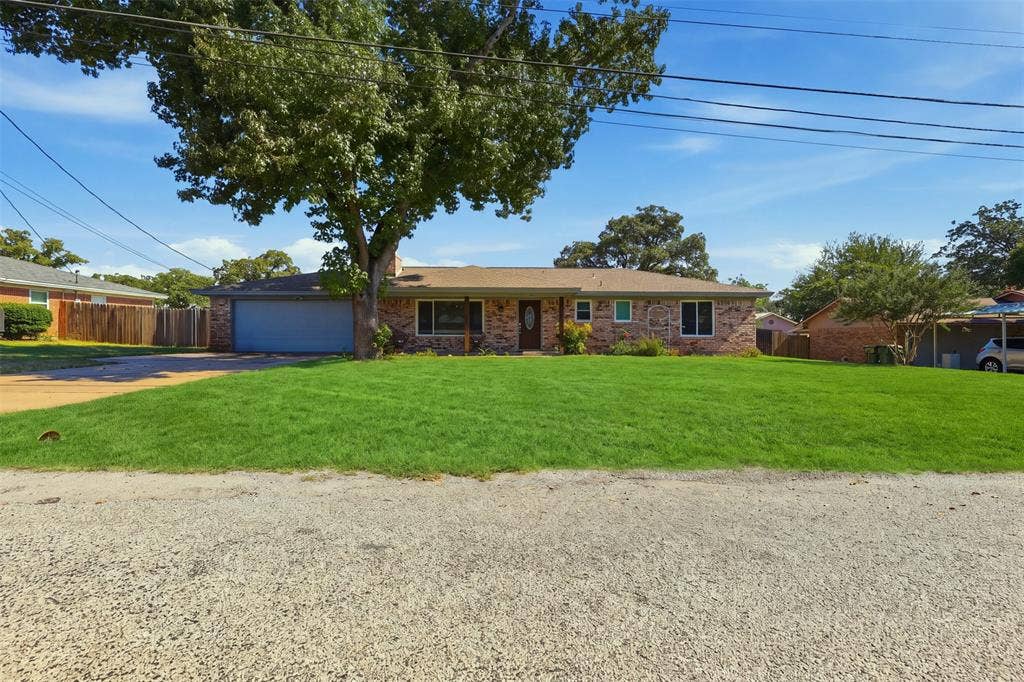 2609 Oaks Drive, Granbury, TX 76049
