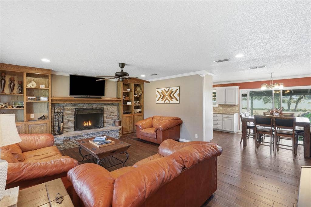 2609 Oaks Drive, Granbury, TX 76049