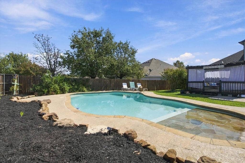 204 Newport Drive, Van Alstyne, TX 75495 204 Newport Drive, Van Alstyne, TX 75495