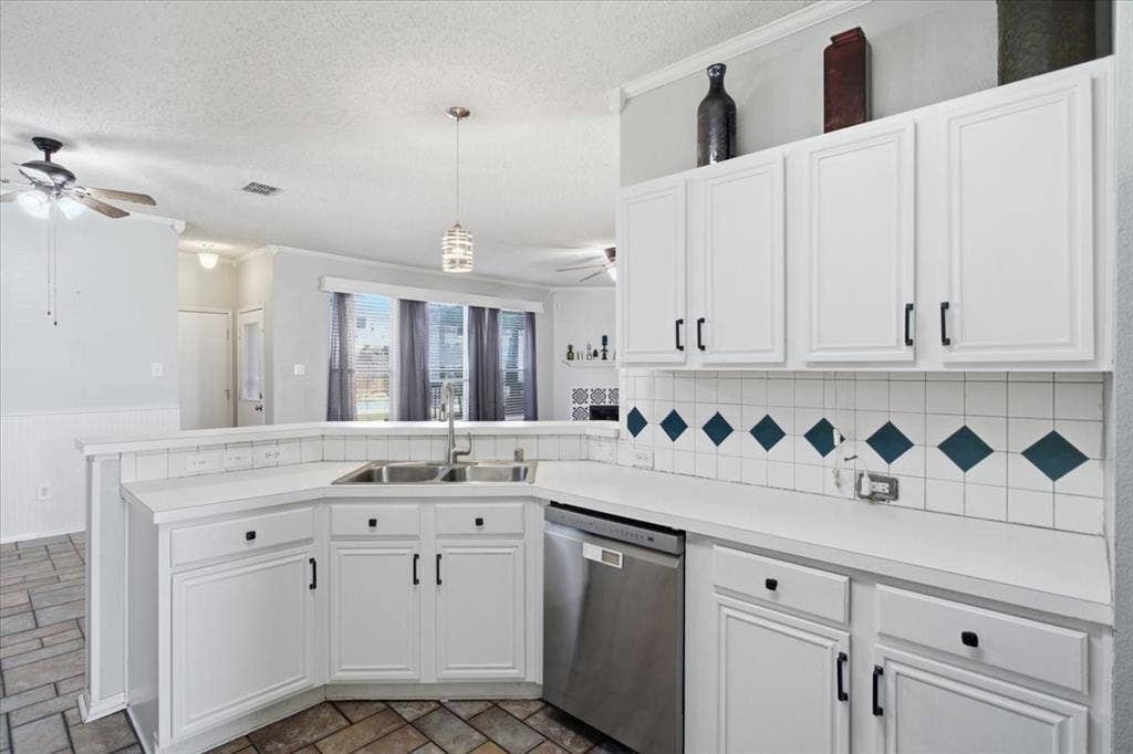 204 Newport Drive, Van Alstyne, TX 75495 204 Newport Drive, Van Alstyne, TX 75495