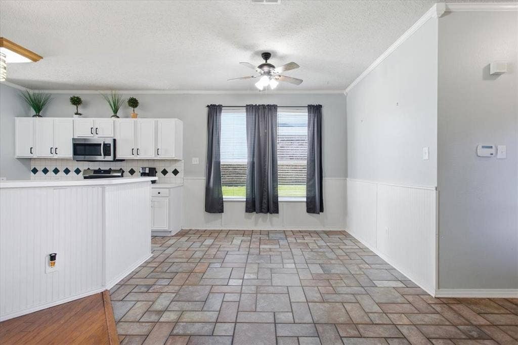 204 Newport Drive, Van Alstyne, TX 75495 204 Newport Drive, Van Alstyne, TX 75495