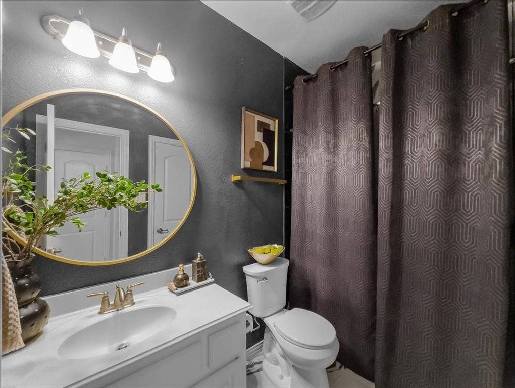11901 Del Rio, Frisco, TX 75035 Guest Bathroom