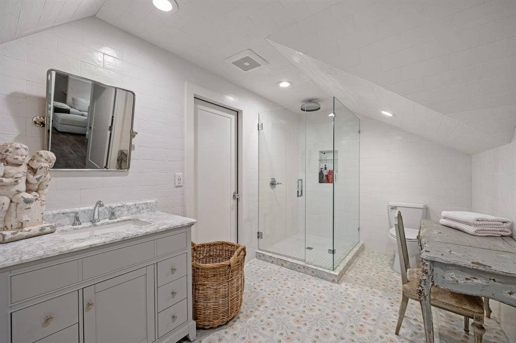 2108 Augusta, McKinney, TX 75072 Guest quarters with full bathroom