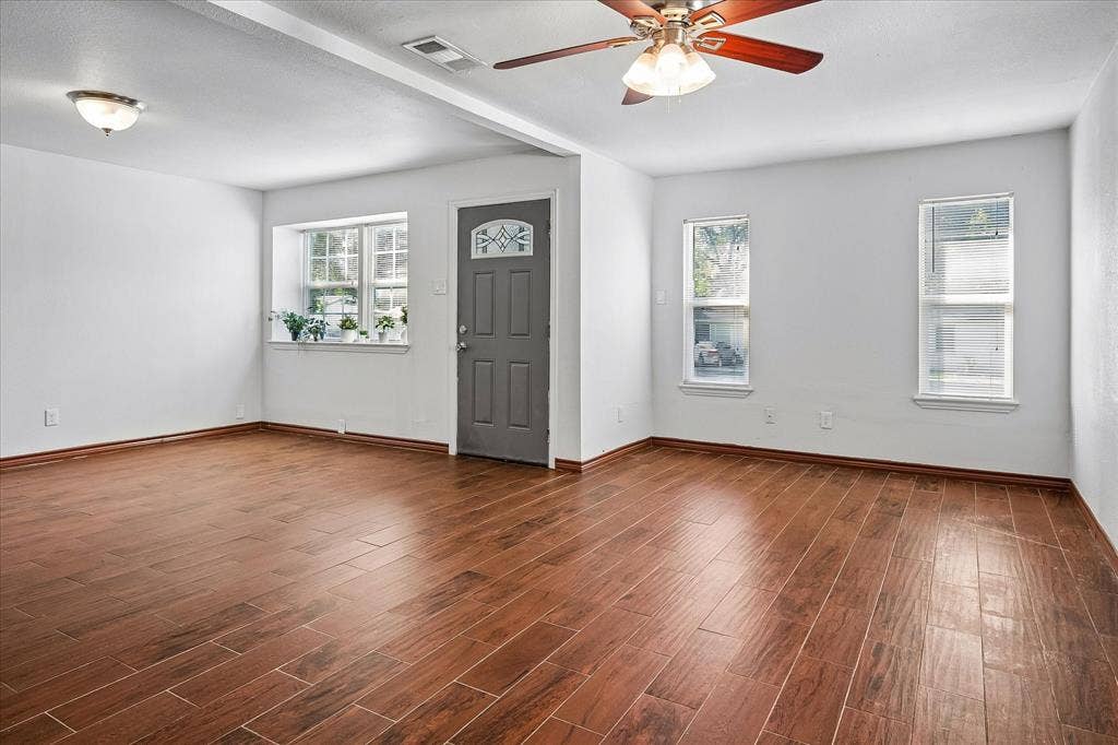 2527 Talco Drive, Dallas, TX 75241 Combination Living and Dining Area