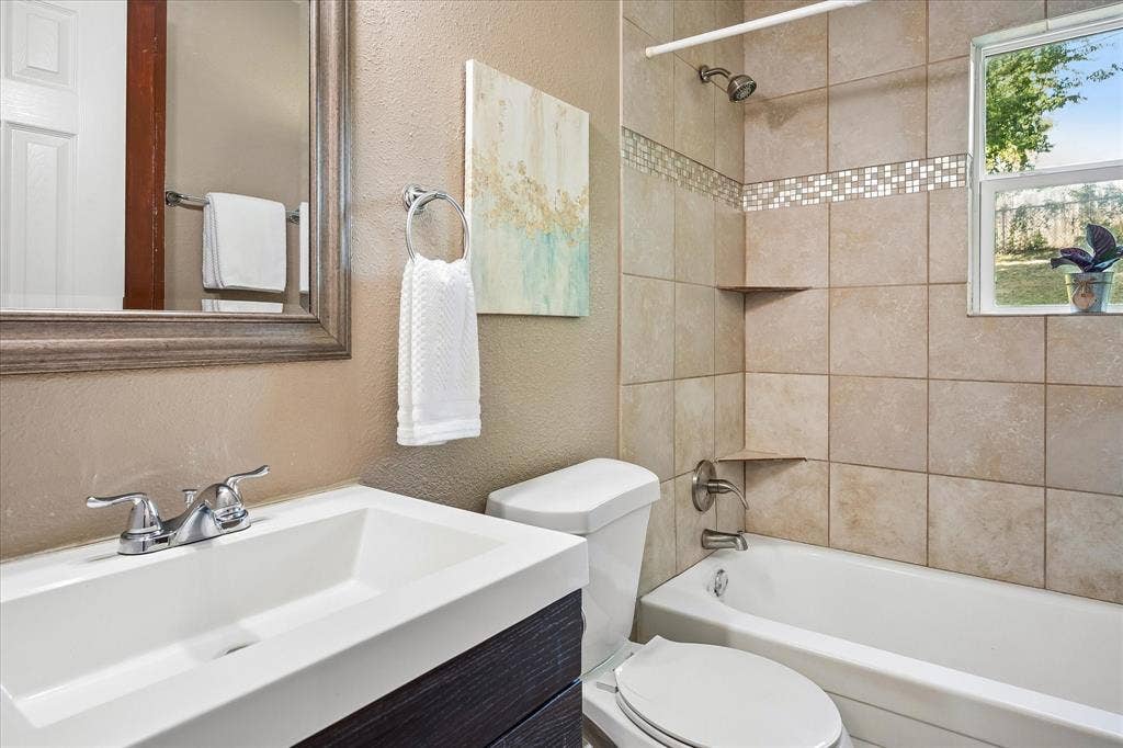 2527 Talco Drive, Dallas, TX 75241 Updated Bathroom #1