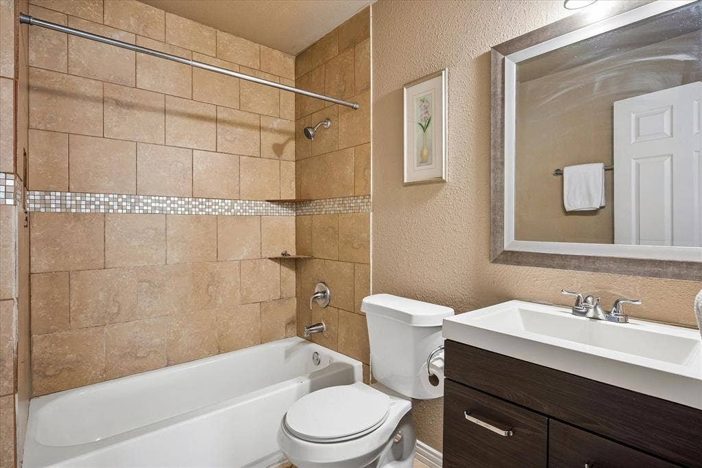 2527 Talco Drive, Dallas, TX 75241 Updated Bathroom #2