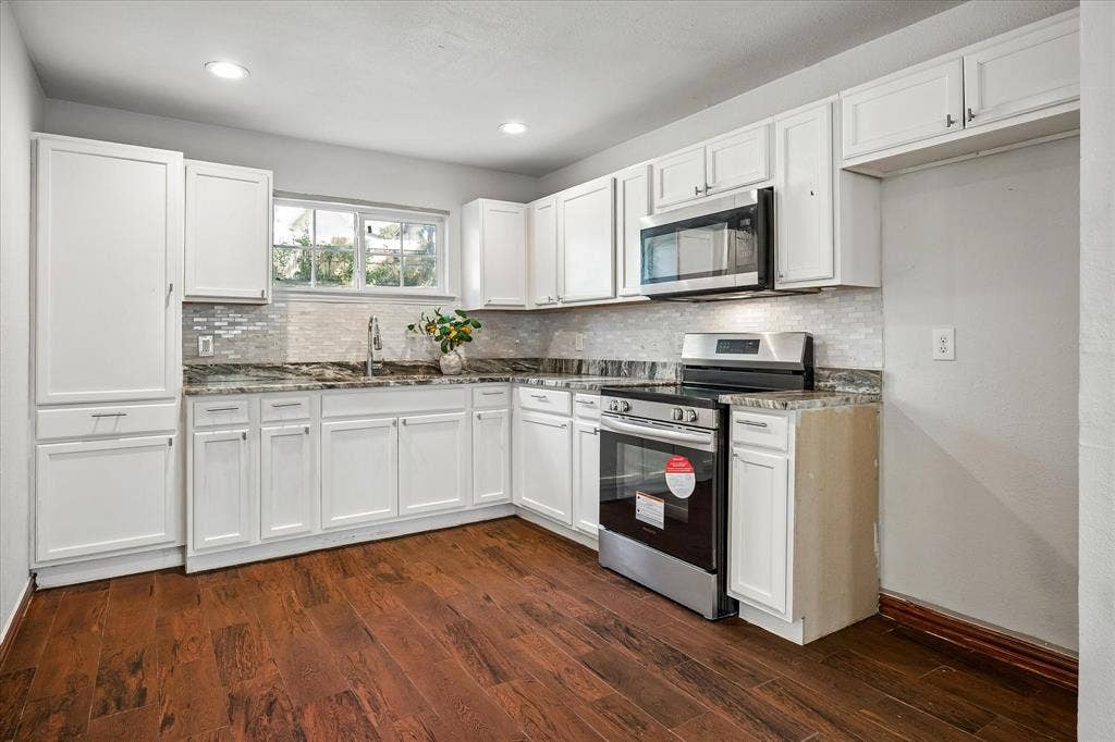 2527 Talco Drive, Dallas, TX 75241 Updated Kitchen Views Backyard