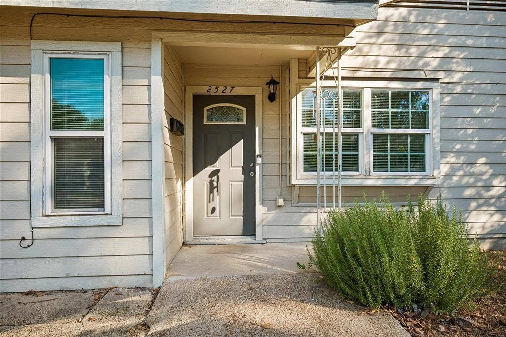 2527 Talco Drive, Dallas, TX 75241 Covered Front Porch