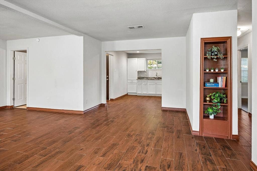2527 Talco Drive, Dallas, TX 75241 Built-in Display or Bookcase