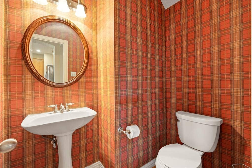 7506 Summit Trail Lane, Sachse, TX 75048 First floor half bath