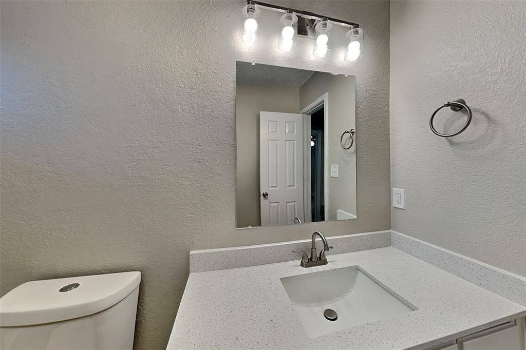 6633 Willow View Drive, Watauga, TX 76148