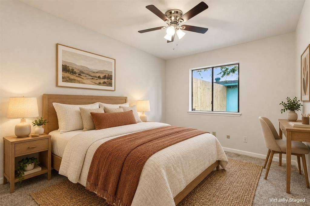 Ceiling fan with integrated lighting