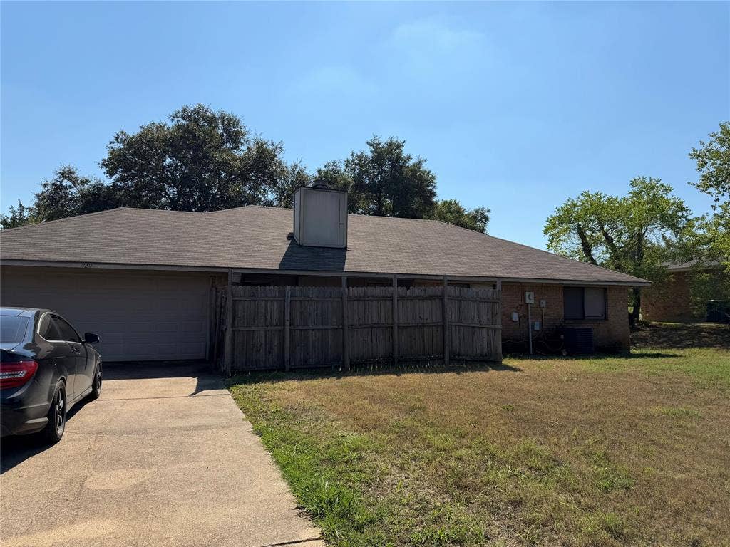 1129 Evergreen Circle, DeSoto, TX 75115 1129 Evergreen Circle, DeSoto, TX 75115