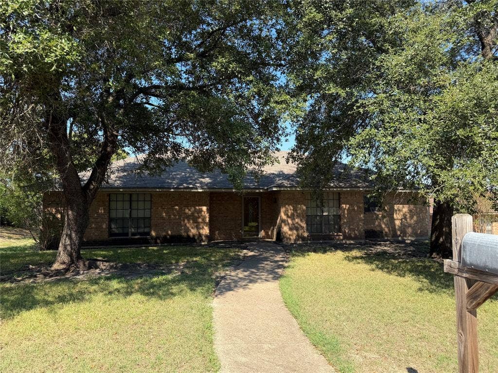 1129 Evergreen Circle, DeSoto, TX 75115 1129 Evergreen Circle, DeSoto, TX 75115