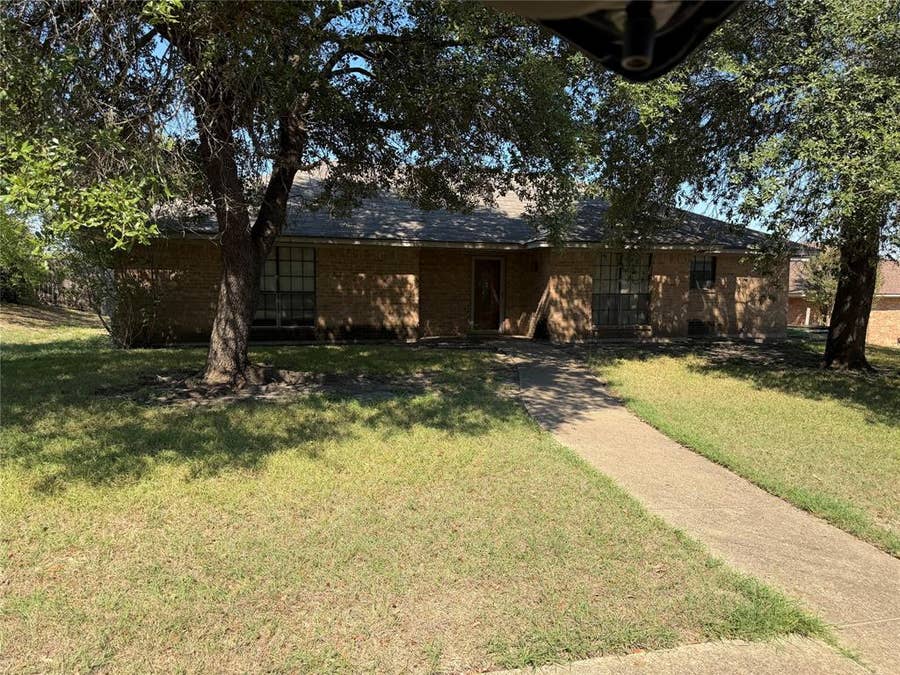 Property photo for 1129 Evergreen Circle, DeSoto, TX