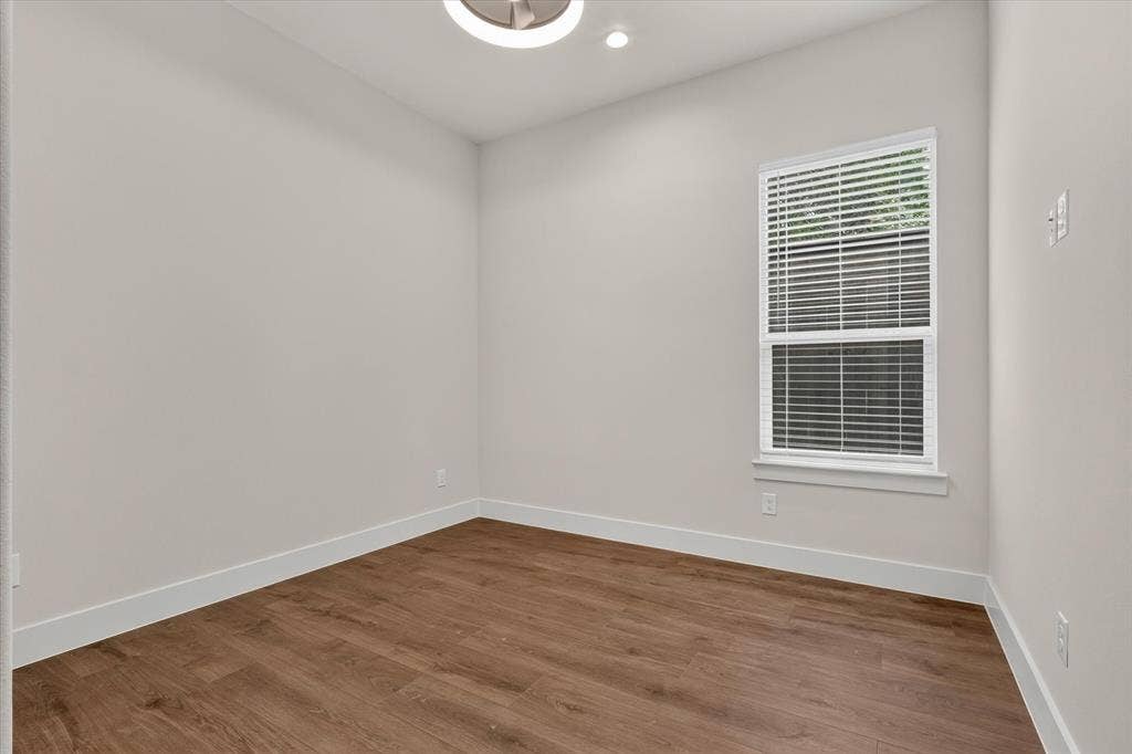 3210 Carpenter Avenue, Dallas, TX 75215 Wood-finish flooring, single window with blinds, ceiling-mounted light fixture, white trim