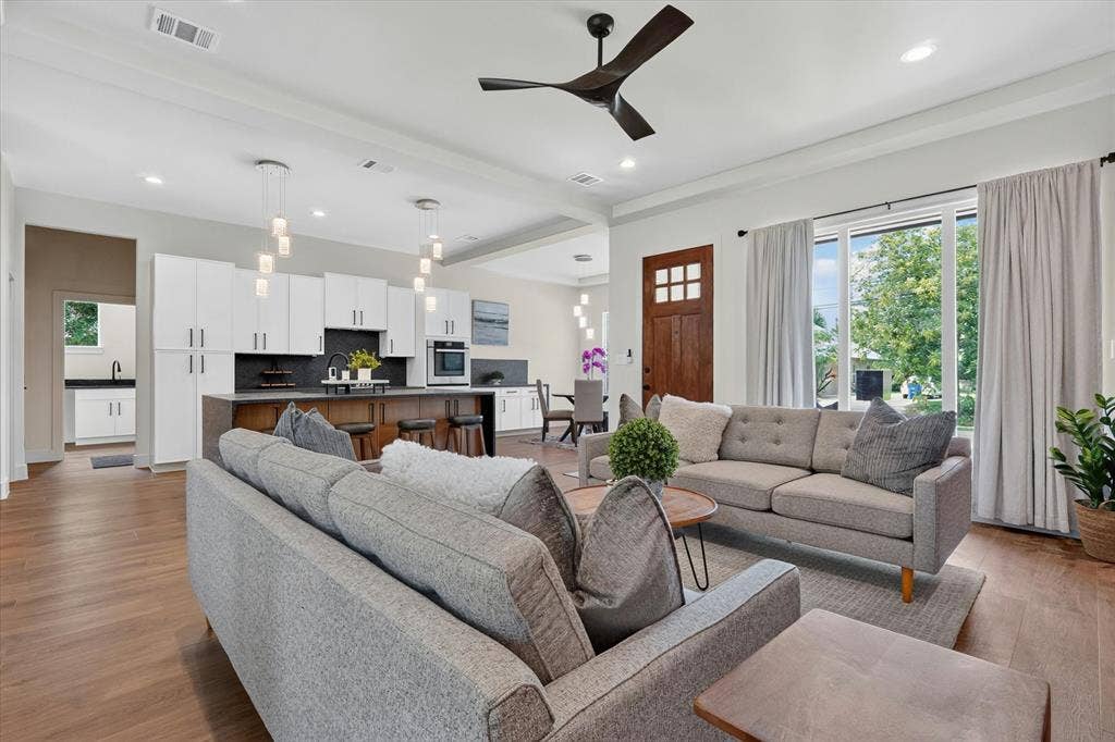3210 Carpenter Avenue, Dallas, TX 75215 Open-concept living area featuring wood-finish flooring, a contemporary ceiling fan, and recessed lighting