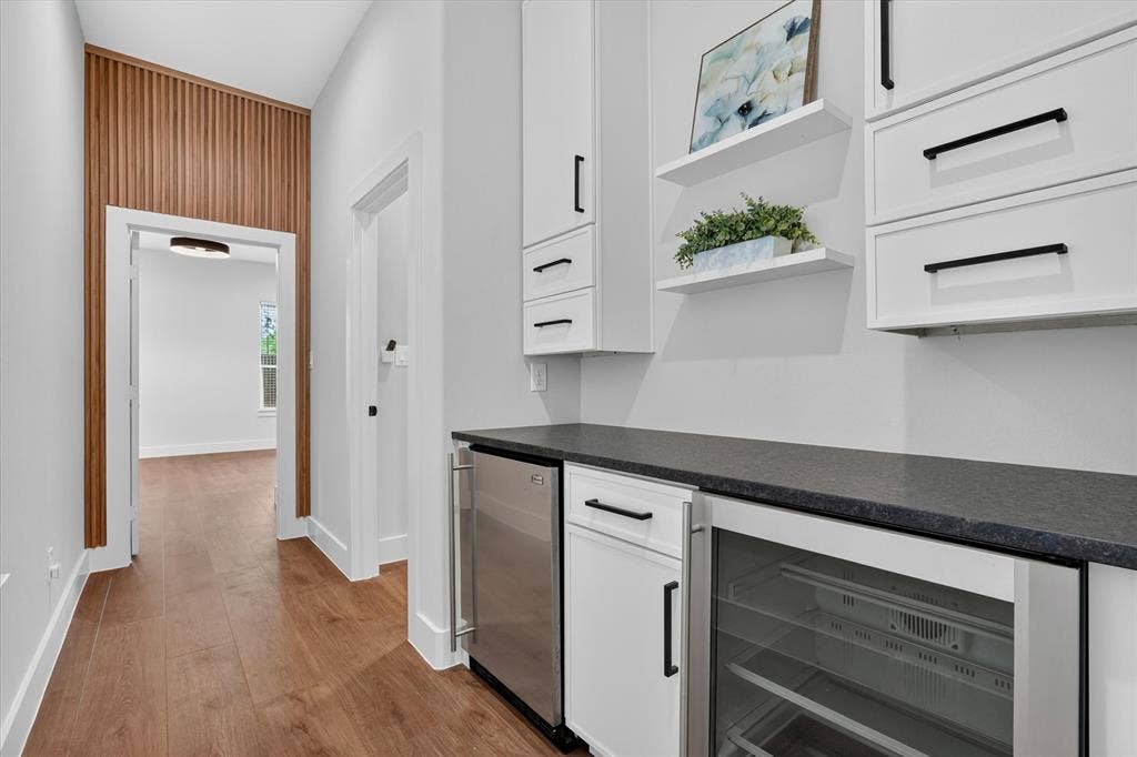 3210 Carpenter Avenue, Dallas, TX 75215 Integrated beverage cooler and wine refrigerator