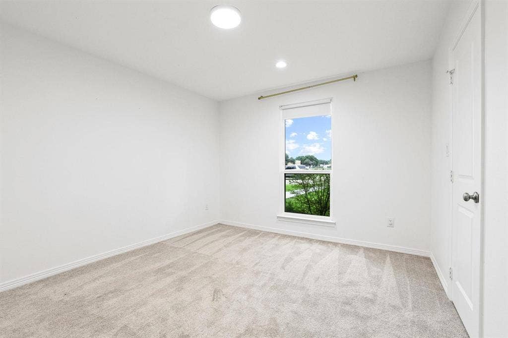 7668 La Cosa Drive, Dallas, TX 75248 Downstairs Bedroom 1 with walk-in closet