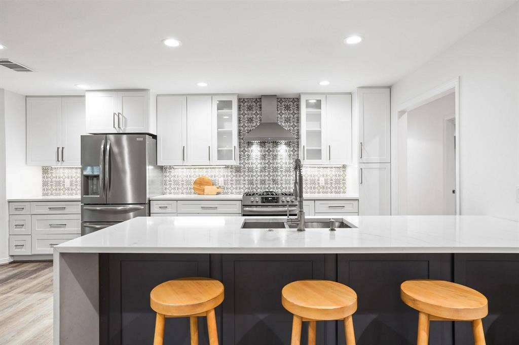 7668 La Cosa Drive, Dallas, TX 75248 White shaker cabinetry with stainless steel hardware