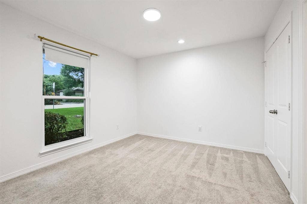7668 La Cosa Drive, Dallas, TX 75248 Bedroom 2 with walk-in closet
