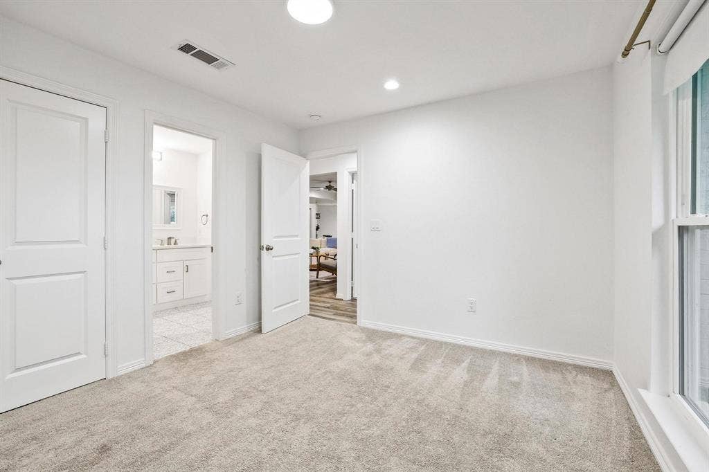 7668 La Cosa Drive, Dallas, TX 75248 Bedroom 2 with walk-in closet, ensuite bathroom