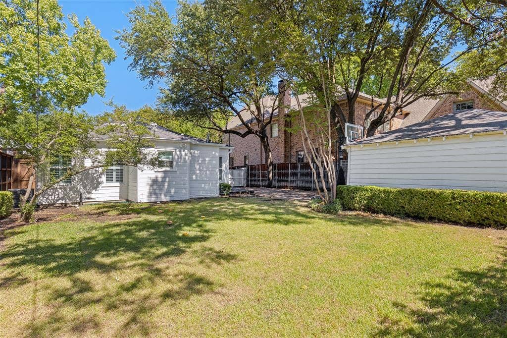 4329 Greenbrier Drive, University Park, TX 75225 2 car detached garage