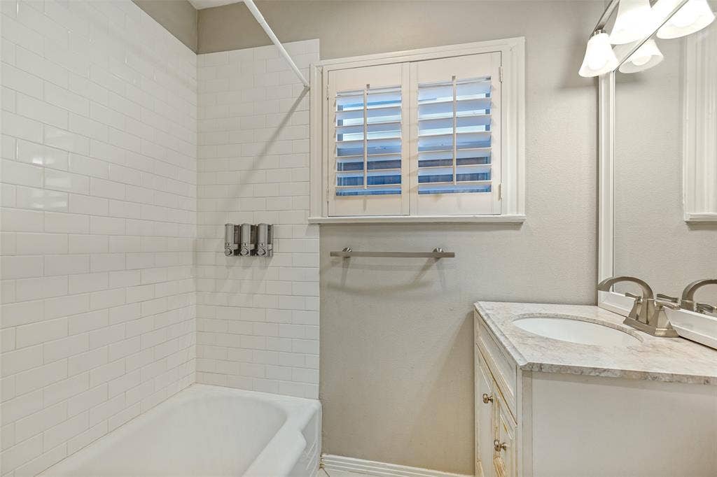 4329 Greenbrier Drive, University Park, TX 75225 Jack and Jill bath