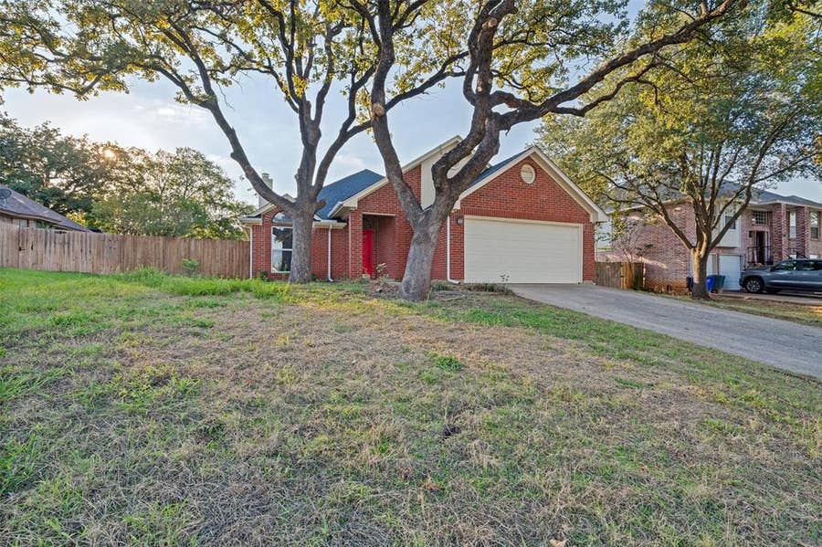 Property photo for 605 Reeves Lane, Kennedale, TX