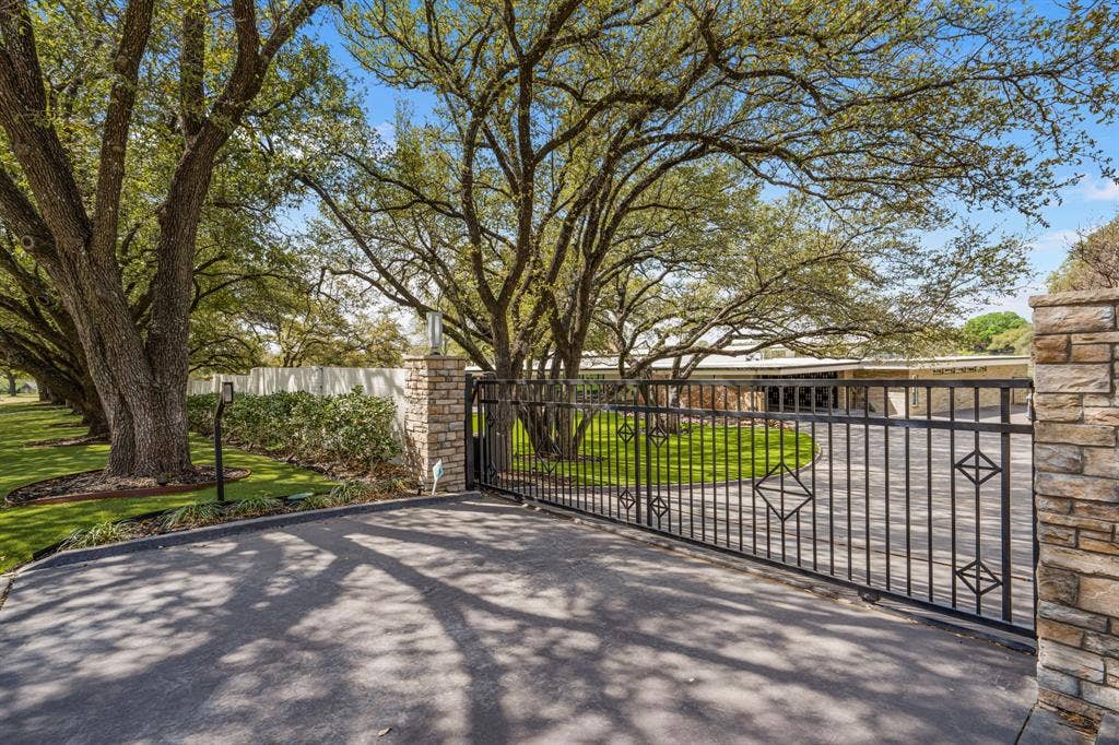 Fully Gated Entrance