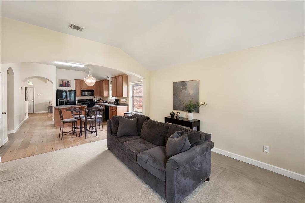 8123 Tierra Del Sol Road, Arlington, TX 76002