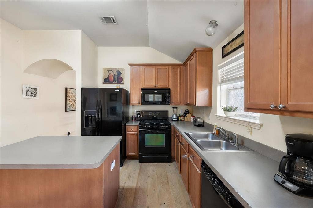 8123 Tierra Del Sol Road, Arlington, TX 76002
