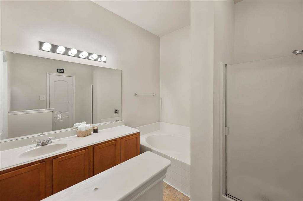 8123 Tierra Del Sol Road, Arlington, TX 76002