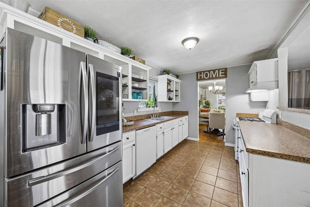 132 W Kenwood Drive, Garland, TX 75041 132 W Kenwood Drive, Garland, TX 75041