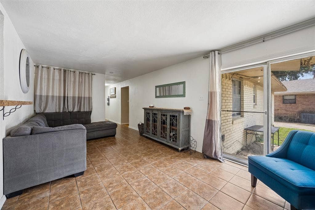 132 W Kenwood Drive, Garland, TX 75041 132 W Kenwood Drive, Garland, TX 75041