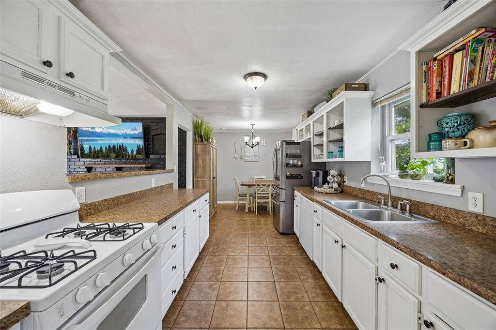 132 W Kenwood Drive, Garland, TX 75041 132 W Kenwood Drive, Garland, TX 75041