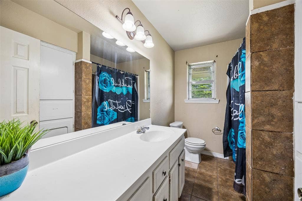 132 W Kenwood Drive, Garland, TX 75041 132 W Kenwood Drive, Garland, TX 75041