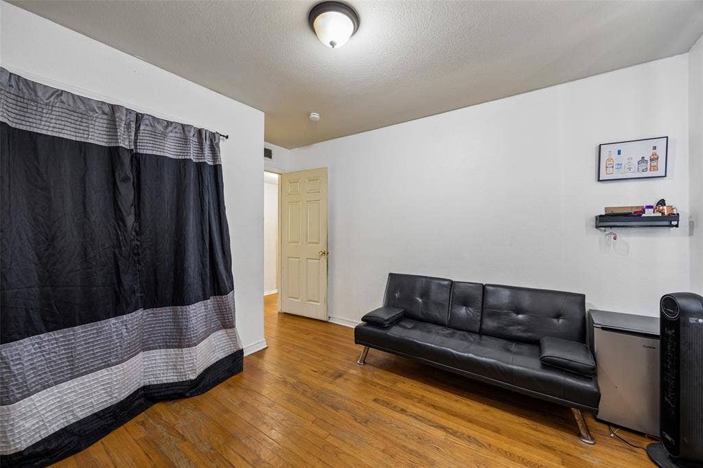 132 W Kenwood Drive, Garland, TX 75041 132 W Kenwood Drive, Garland, TX 75041