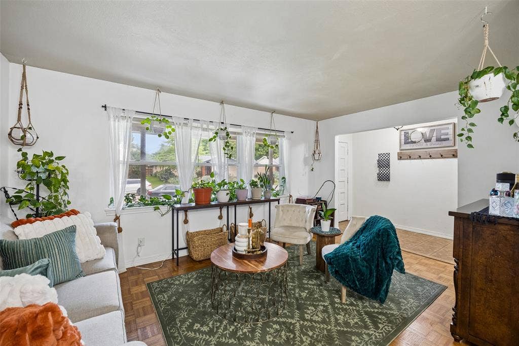 132 W Kenwood Drive, Garland, TX 75041 132 W Kenwood Drive, Garland, TX 75041