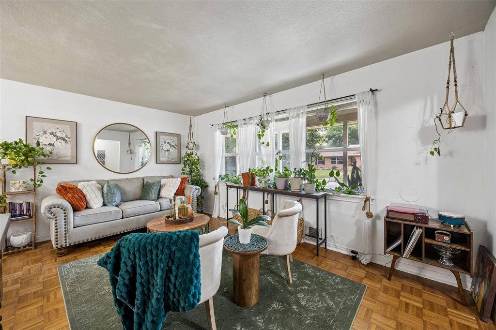 132 W Kenwood Drive, Garland, TX 75041 132 W Kenwood Drive, Garland, TX 75041
