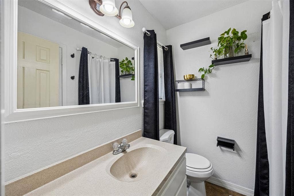 132 W Kenwood Drive, Garland, TX 75041 132 W Kenwood Drive, Garland, TX 75041