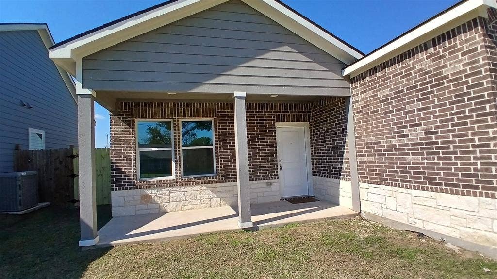 1704 E 10TH Avenue, Corsicana, TX 75110