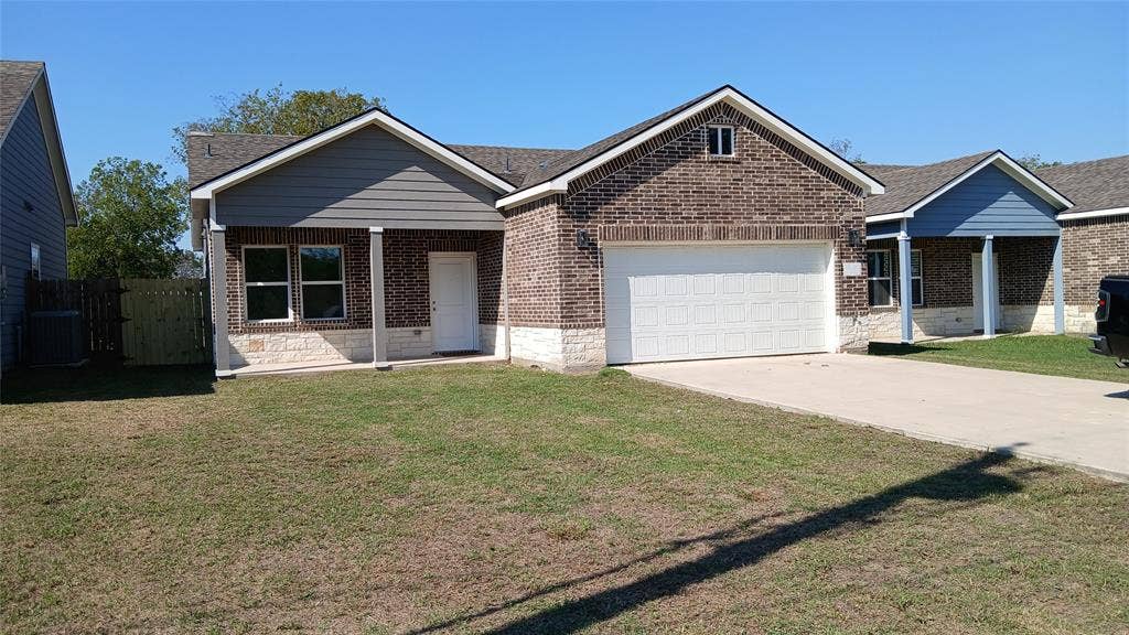 1704 E 10TH Avenue, Corsicana, TX 75110