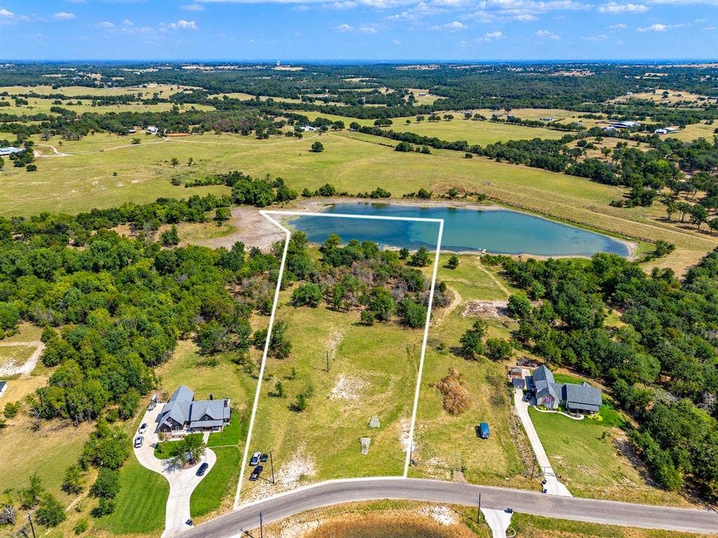 Shows 2 lots in lined aerial